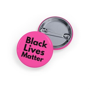Black Lives Matter (pin/knop) - BLM Allyship, sociale rechtvaardigheid - zwart lettertype - solidariteit blacklivesmatter - levendig roze