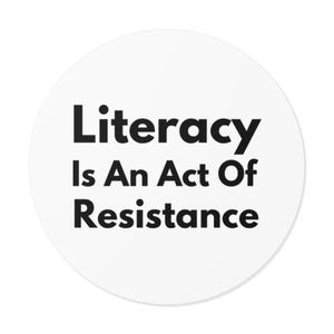 Runder Vinyl-Aufkleber Weiß - Alphabetisierung ist ein Akt des Widerstands Weiß - Bibliotheksvertretung, Bibliothekar-Aufkleber, Banned Book Awareness