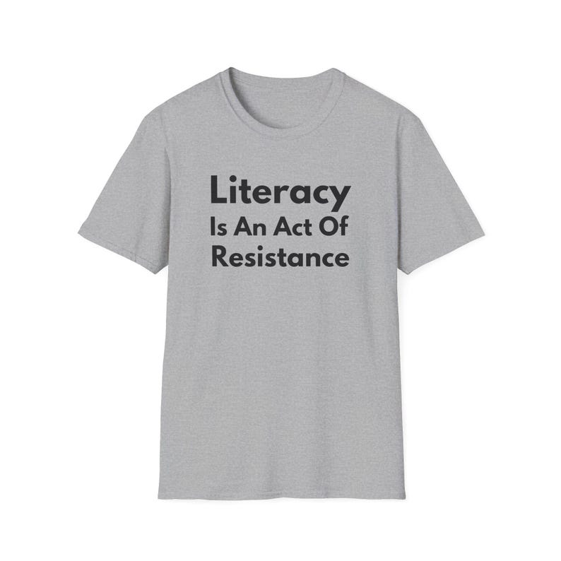La alfabetización es un acto de resistencia (Camiseta unisex de estilo suave). Camiseta de lectura antiopresión, regalo para activistas amantes de los libros (fuente negra). imagen 7