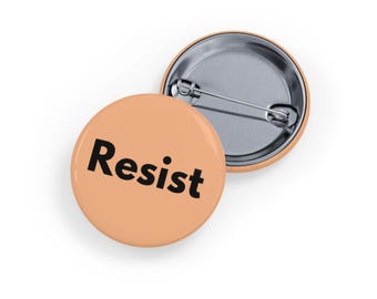 Resist Pin/Button, 4 Größen - Minimalistischer Aktivismus & Demonstrationsabzeichen, Statement für soziale Gerechtigkeit - Warmes Beige