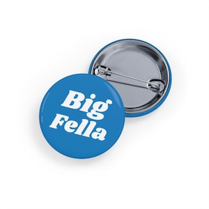 Big Fella (Pin/Botón, 4 tallas) Orgullo masculino grande y alto, Botón para novios, Apoyo para tallas grandes, Regalo positivo para la gordura - Azul intenso