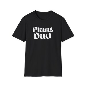Plant Dad (camiseta unissex Softstyle) - fonte branca, jardineiro/jardinagem masculino, entusiasta de plantas