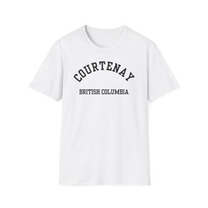 Peut inclure: T-shirt blanc avec un texte noir qui dit "Courtenay British Columbia" dans une police d'écriture en arc.