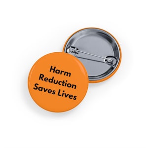 Reducción de Daños Salva Vidas (Pin/Botón, 4 tamaños) - Apoya los Centros de Inyección Segura y la Salud Pública, Botón para la Recuperación de Adicciones, DTES - Naranja