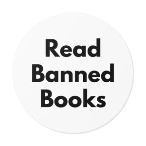 „Read Banned Books“ (runder Vinyl-Aufkleber) weiß - Verteidige Geschichten, freie Köpfe und geistige Freiheit