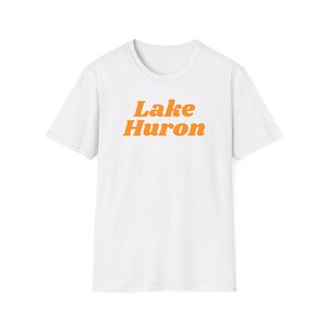 ヒューロン湖（ユニセックス ソフトスタイル T シャツ）レトロ サマーキャンプ お土産 T シャツ、北アメリカの五大湖 - シンプルなオレンジフォント