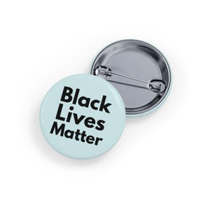 Black Lives Matter (pin/knop) - BLM Allyship, social justice - Black Font - blacklivesmatter solidariteit - haint blue