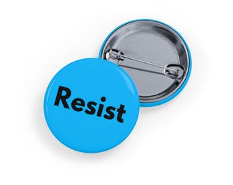 Resist Pin/Button, 4 Größen - Minimalistischer Aktivismus & Demonstrationsabzeichen, Statement für soziale Gerechtigkeit - Blau
