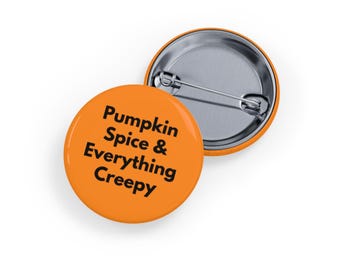 Pumpkin Spice and Alles Gruselige (Pin) Halloween PSL Button, Witchy Herbst Accessoire - Orange