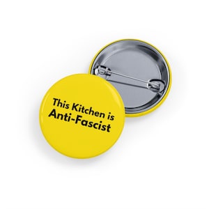 Deze keuken is antifascistisch (speld/knop, 4 maten) ondersteunt gelijkheid, knop politiek activisme, voedselonzekerheid - geel