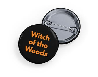 Häxa i skogen (nål) Skogshäxestetik, vandringsknapp, hednisk gåva, naturmagi, Halloween Wicca-nål - Orange + Svart
