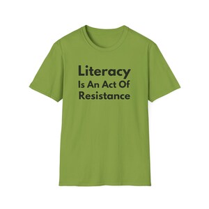 La alfabetización es un acto de resistencia (Camiseta unisex de estilo suave). Camiseta de lectura antiopresión, regalo para activistas amantes de los libros (fuente negra). imagen 8