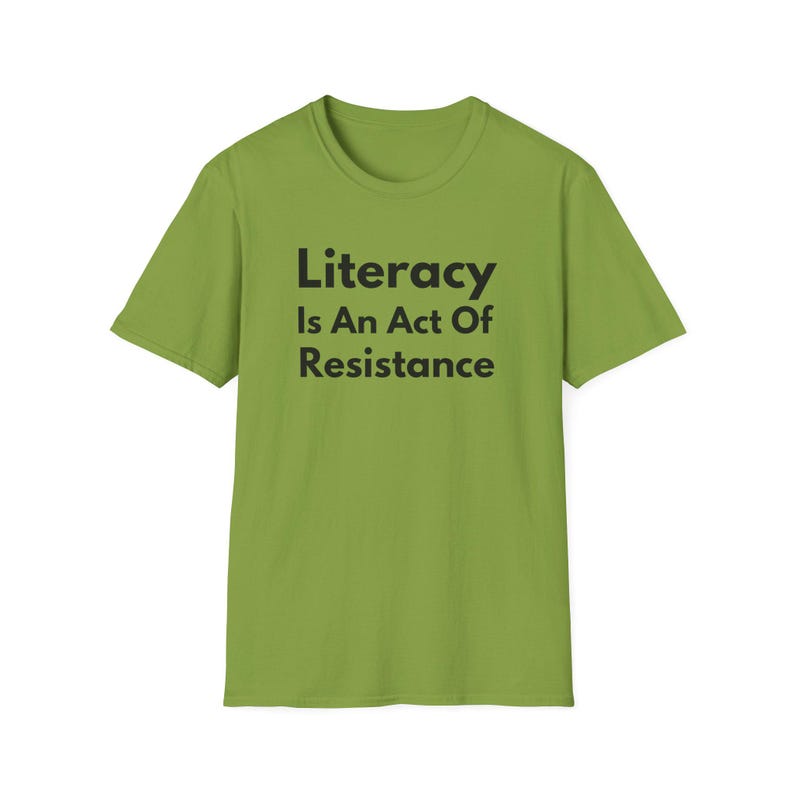 La alfabetización es un acto de resistencia (Camiseta unisex de estilo suave). Camiseta de lectura antiopresión, regalo para activistas amantes de los libros (fuente negra). imagen 8