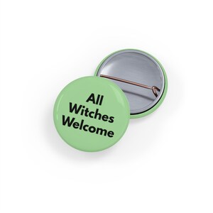 Todas las brujas son bienvenidas (Pin/Botón) Botón de magia inclusiva, interreligiosa y comunitaria - Verde salvia