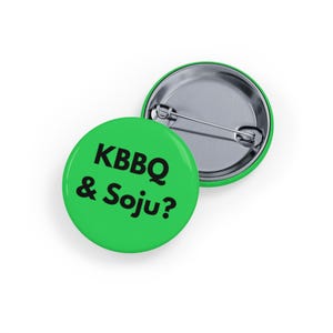 KBBQ och Soju (nål/knapp, 4 storlekar) Vibrant Green, Koreansk BBQ-älskare, K-Food, K-Pop och K-Drama-fans, Rolig Foodie-present, Dejtkväll-nål