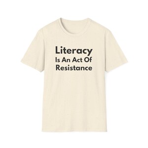 La alfabetización es un acto de resistencia (Camiseta unisex de estilo suave). Camiseta de lectura antiopresión, regalo para activistas amantes de los libros (fuente negra). imagen 12