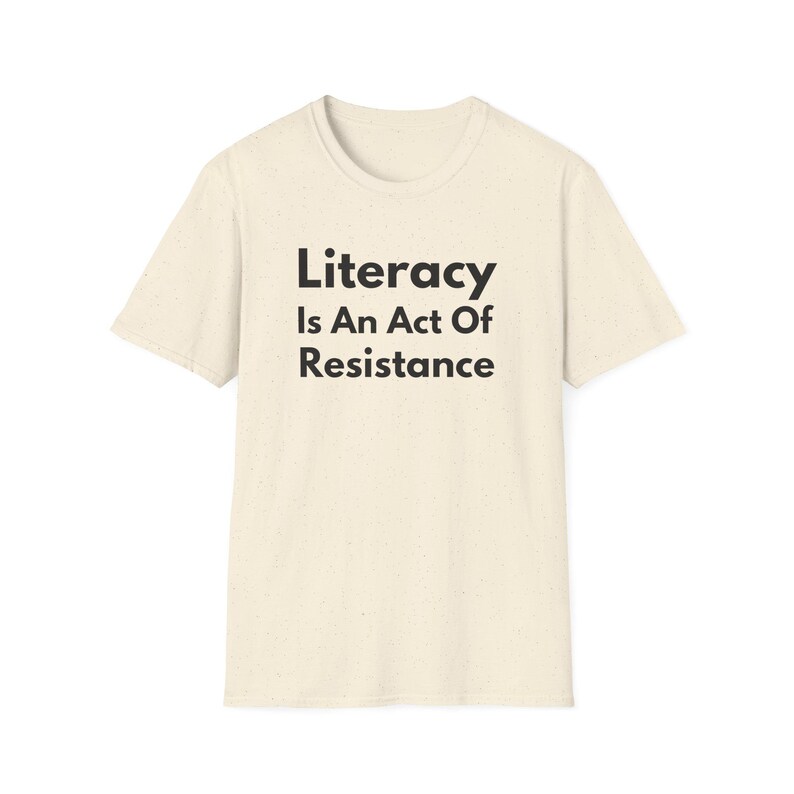 La alfabetización es un acto de resistencia (Camiseta unisex de estilo suave). Camiseta de lectura antiopresión, regalo para activistas amantes de los libros (fuente negra). imagen 12