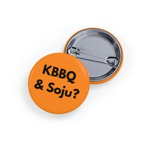 KBBQ och Soju (nål/knapp, 4 storlekar) Orange, Koreansk BBQ-älskare, K-Food, K-Pop och K-Drama-fans, Rolig matgåva, Dejtkvällsnål