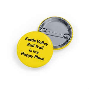Kettle Valley Rail Trail is my Happy Place (épingle/bouton, 4 tailles) Cadeau de la Colombie-Britannique pour l'Okanagan, Fierté pour le cyclisme et la randonnée, Badge de sentier, Okanagan - Jaune