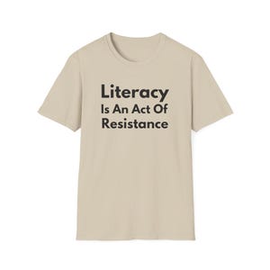 La alfabetización es un acto de resistencia (Camiseta unisex de estilo suave). Camiseta de lectura antiopresión, regalo para activistas amantes de los libros (fuente negra). imagen 5