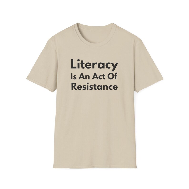 La alfabetización es un acto de resistencia (Camiseta unisex de estilo suave). Camiseta de lectura antiopresión, regalo para activistas amantes de los libros (fuente negra). imagen 5