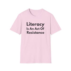 La alfabetización es un acto de resistencia (Camiseta unisex de estilo suave). Camiseta de lectura antiopresión, regalo para activistas amantes de los libros (fuente negra). imagen 4