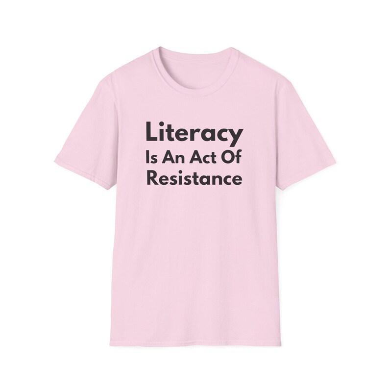 La alfabetización es un acto de resistencia (Camiseta unisex de estilo suave). Camiseta de lectura antiopresión, regalo para activistas amantes de los libros (fuente negra). imagen 4