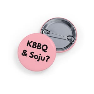 KBBQ och Soju (nål/knapp) Mjukt ljusrosa, koreansk BBQ-älskare, K-mat, K-pop och K-drama-fans, rolig matälskare, dejtkvällsnål