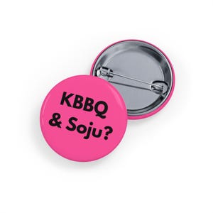 KBBQ och Soju (nål/knapp, 4 storlekar) Rosa, Koreansk BBQ-älskare, K-Food, K-Pop och K-Drama-fans, Rolig matgåva, Dejtkvällsnål