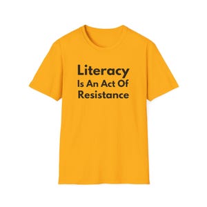 La alfabetización es un acto de resistencia (Camiseta unisex de estilo suave). Camiseta de lectura antiopresión, regalo para activistas amantes de los libros (fuente negra). imagen 3