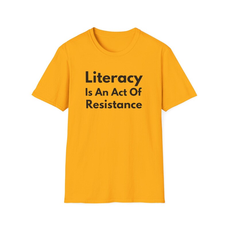 La alfabetización es un acto de resistencia (Camiseta unisex de estilo suave). Camiseta de lectura antiopresión, regalo para activistas amantes de los libros (fuente negra). imagen 3