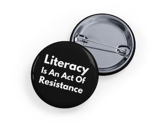 La alfabetización es un acto de resistencia (pin/botón, 4 tamaños) Insignia de defensa de la biblioteca, amante de los libros - Negro