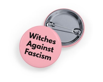 Pin/Botón de Brujas contra el Fascismo. Regalo de orgullo y resistencia bruja, accesorio para activistas feministas - Rosa suave
