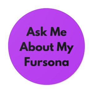 Chiedimi della mia Fursona - Adesivo in vinile rotondo minimalista e audace, decalcomania dell'orgoglio peloso, adesivo per laptop o bottiglia d'acqua, regalo peloso - Viola