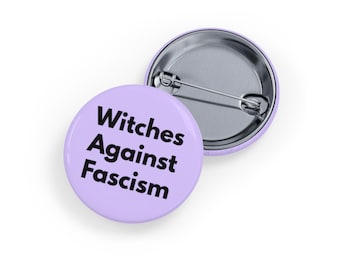 Pin/Botón de Brujas contra el Fascismo. Regalo de orgullo y resistencia bruja, accesorio para activistas feministas. Morado suave.