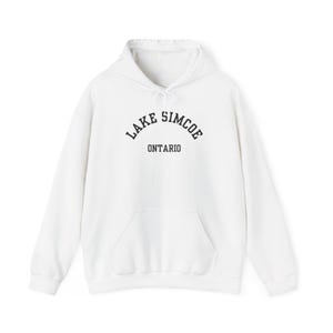 Lake Simcoe, Ontario (Unisex Heavy Blend Hooded Sweatshirt) schwarze Schrift, Cottage Country Hoodie, Kanadische Seen, Angeln, Bootfahren,