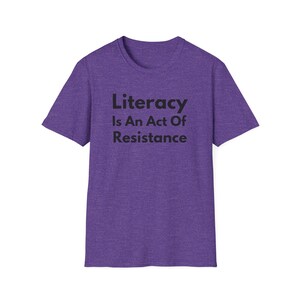 La alfabetización es un acto de resistencia (Camiseta unisex de estilo suave). Camiseta de lectura antiopresión, regalo para activistas amantes de los libros (fuente negra). imagen 18