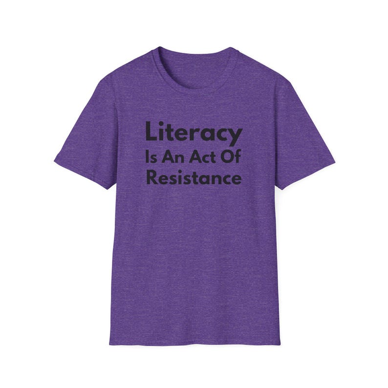 La alfabetización es un acto de resistencia (Camiseta unisex de estilo suave). Camiseta de lectura antiopresión, regalo para activistas amantes de los libros (fuente negra). imagen 18