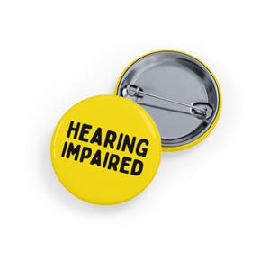 Discapacidad auditiva (pin/botón/insignia) amarilla: pérdida auditiva parcial, implante coclear, discapacidad invisible del procesamiento de audio