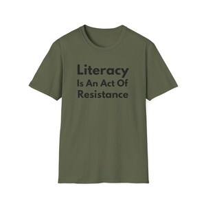 La alfabetización es un acto de resistencia (Camiseta unisex de estilo suave). Camiseta de lectura antiopresión, regalo para activistas amantes de los libros (fuente negra). imagen 14