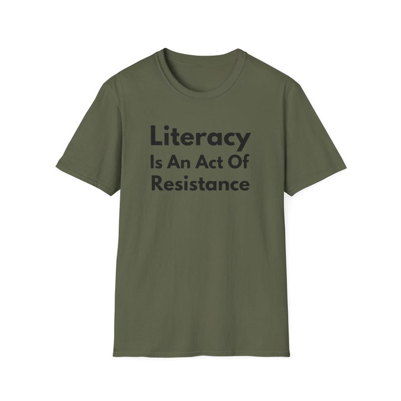La alfabetización es un acto de resistencia (Camiseta unisex de estilo suave). Camiseta de lectura antiopresión, regalo para activistas amantes de los libros (fuente negra). imagen 14