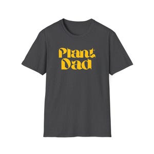 Plant Dad (camiseta unissex Softstyle) - fonte amarela, jardineiro/jardinagem masculino, entusiasta de plantas