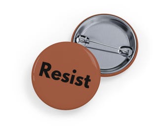 Resist Pin/Button, 4 Größen - Minimalistischer Aktivismus & Demonstrationsabzeichen, Statement für soziale Gerechtigkeit - Warmes Braun Cappuccino
