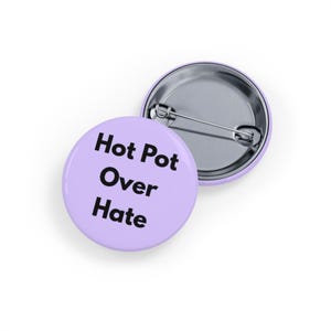 Insignia "Olla Caliente Contra el Odio" (pin/botón) Antirracismo, Solidaridad con los AAPI y Unidad a través de la Comida - Morado suave