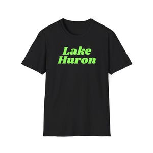 ヒューロン湖（ユニセックス ソフトスタイル T シャツ）レトロ サマーキャンプ お土産 T シャツ、北アメリカの五大湖 - シンプルなネオングリーンフォント