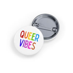 Épinglette Queer Vibes Pride (4 tailles) - Bouton LGBTQIA+ arc-en-ciel pour la positivité, des espaces sûrs et le soutien d&#39;alliés