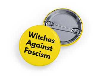 Pin/Botón de Brujas contra el Fascismo. Regalo de orgullo y resistencia bruja, accesorio para activistas feministas - Amarillo