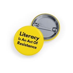 L'alfabetizzazione è un atto di resistenza (spilla/bottone, 4 misure) giallo, Potenziamento educativo, biblioteche, libri, Pensiero critico