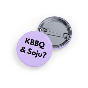 KBBQ och Soju (nål/knapp, 4 storlekar) Mjukt lila, koreansk BBQ-älskare, K-mat, K-pop och K-drama-fans, rolig matgåva, dejtkvällsnål