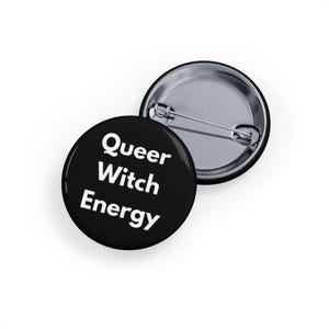 Energia de Bruxa Queer (broche/botão, 4 tamanhos) Distintivo Mágico do Orgulho LGBTQ+, Acessório Queercore de Feiticeira, Broche Bruxa Não-Binária Feminina - preto